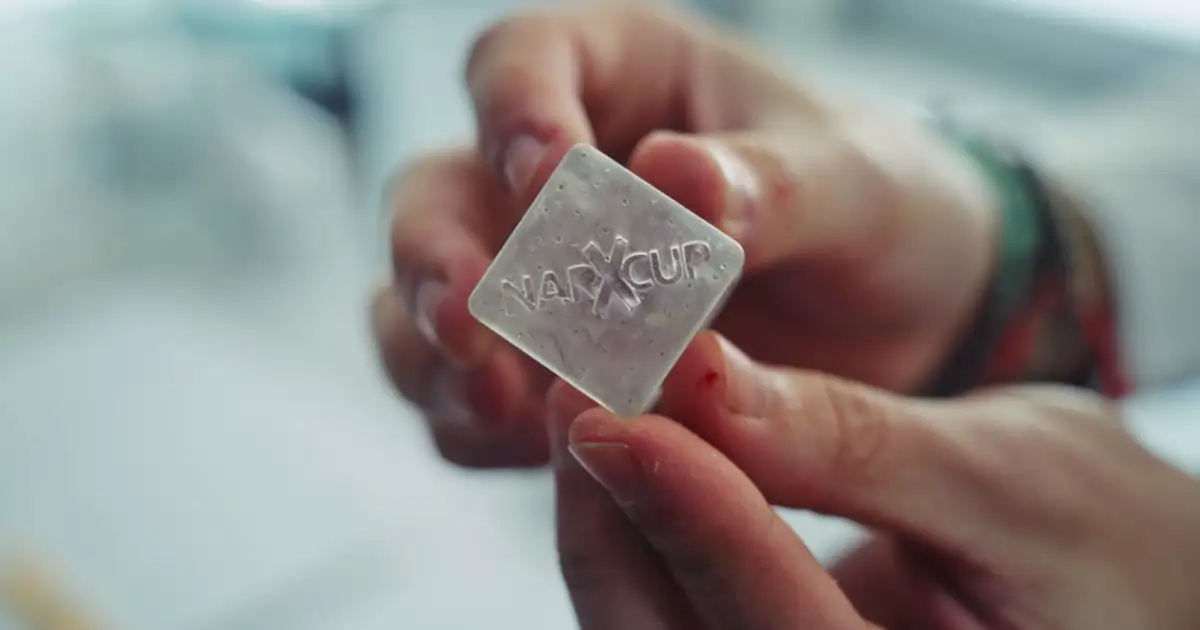 Cubito detector NarXcube, alternativa a los tapavasos adhesivos contra la sumisión química
